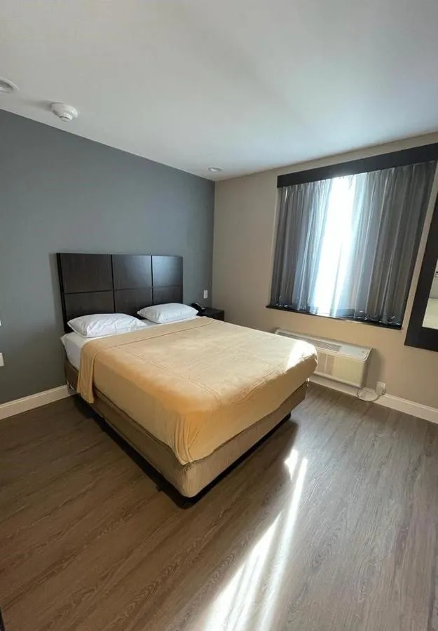 Royal Hotel Bronx-2