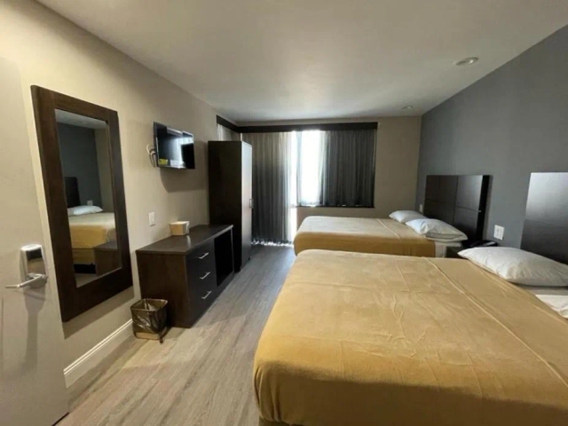 Royal Hotel Bronx-3