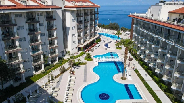 Ramada Hotel & Suites by Wyndham Kusadasi-2