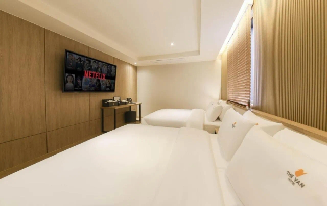 The Van Hotel-2