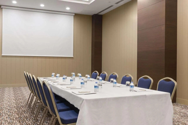 Ramada Hotel & Suites by Wyndham Istanbul Merter-3