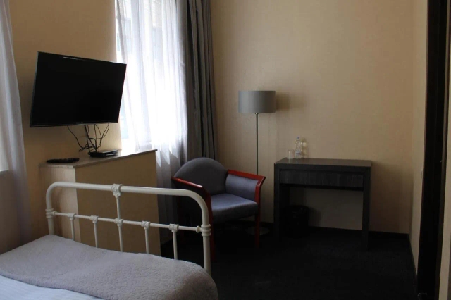 Redline Hotel-3