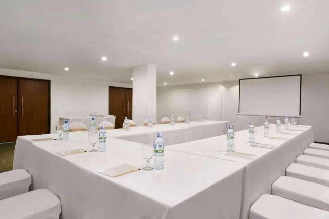 Ramada by Wyndham Colombo Hotel-4
