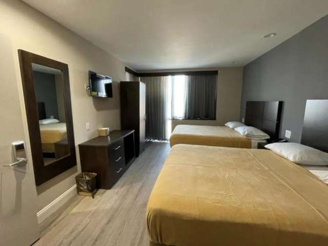 Royal Hotel Bronx-3