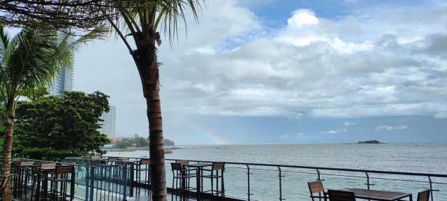 Hompton Hotel by the Beach-4
