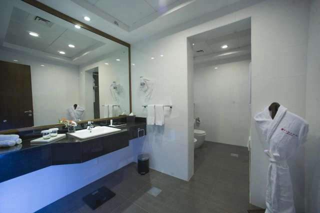 Ramada by Wyndham Abu Dhabi Corniche Hotel-3
