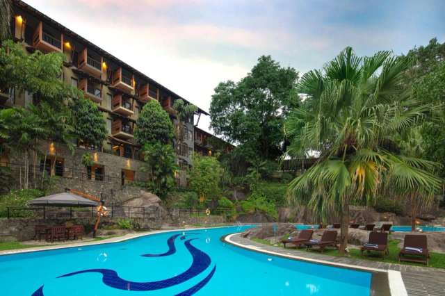 Earl's Regency Hotel-4